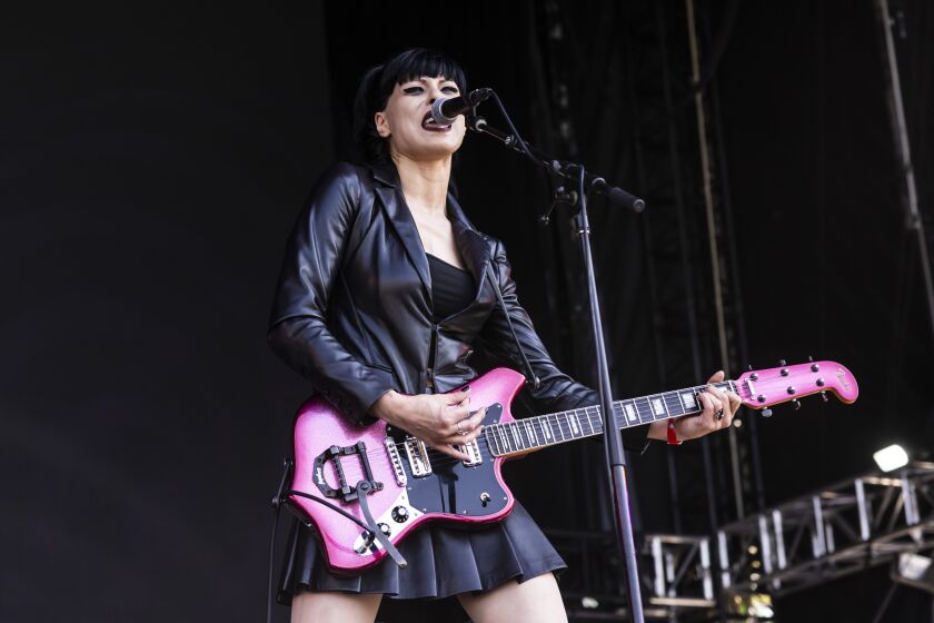 Olivia Jayne występuje pierwszego dnia Riot Fest w Douglas Park w południowo-zachodniej części miasta.