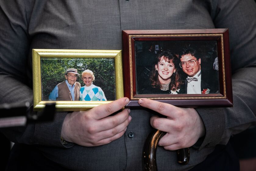 Max Jenkins, hijo de Jennifer Bishop-Jenkins, sostiene fotos de su tía y tío asesinados, Nancy y Richard Langert (derecha) después de una audiencia para el asesino de la pareja el viernes en el Tribunal Penal de Leighton. La foto de la izquierda es de sus abuelos.