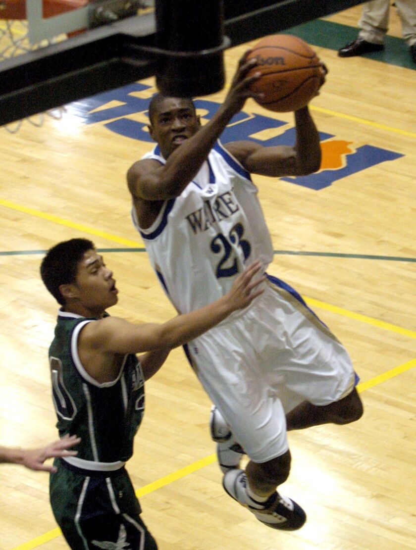 Warren’s Brandon Paul, right, goes in for two against Bartlett’s Jaques Smith. Sun-Times file photo.