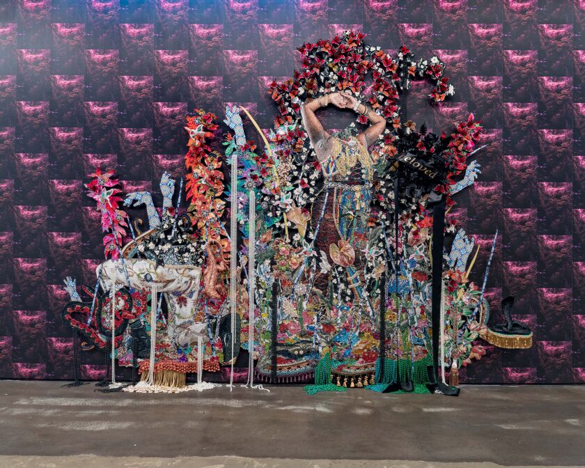 Ebony G. Patterson, „… płacz… prowadzi nas do domu… a na lądzie jest brzuch…”, 2021, jest w „Formie prognozy: Sztuka w karaibskiej diasporze, lata 90.-obecnie “, w MCA.