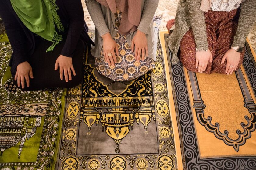 Maria Ontiveros, Felicia Salameh and Jessica Salgado doing their evening prayer before breaking their Ramadan fast in Orland Park. | Maria de la Guardia/Sun-Times