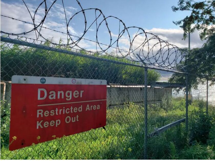 Landfill_danger_sign.jpg