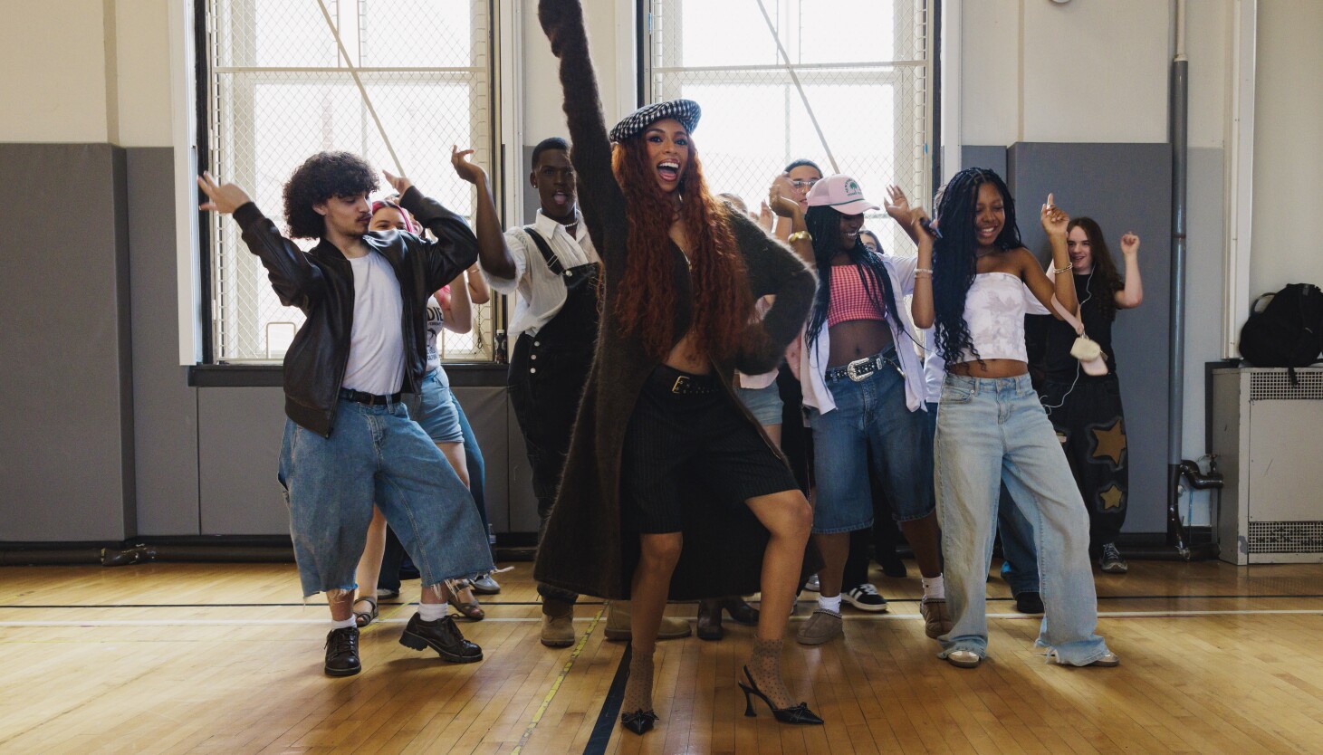 La estrella en ascenso Ravyn Lenae fue pasada por su antigua escuela secundaria de Chicago y ofreció este mensaje inspirador