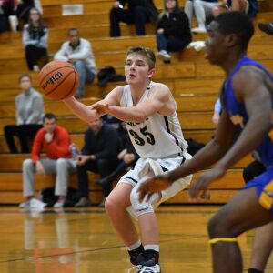 Lemont’s Kyle Lillwitz (35) dishes off a pass. Worsom Robinson/For the Sun-Times.
