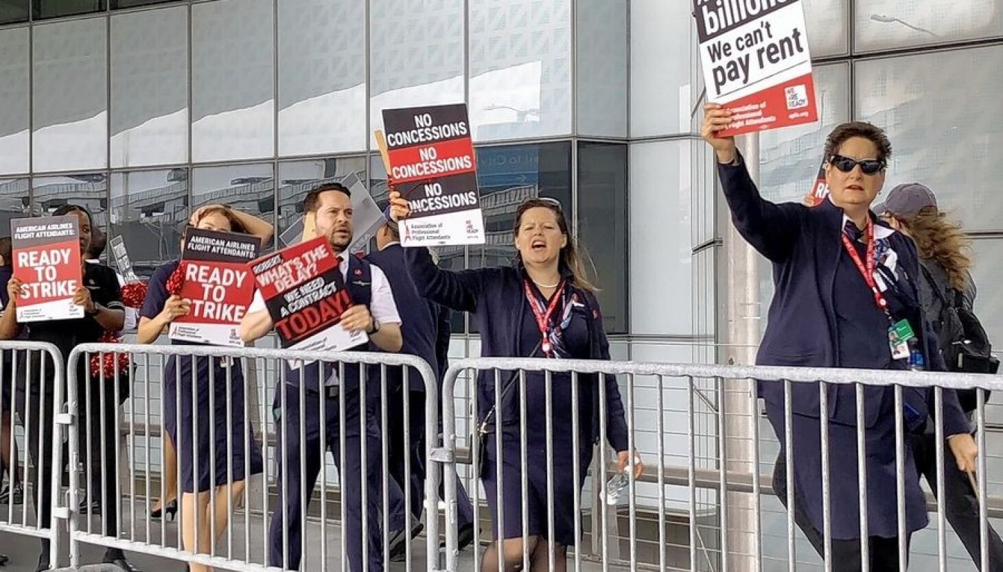 NextImg:American Airlines flight attendants picket at O’Hare