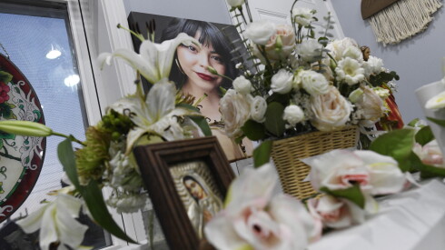 Familiares y amigos de la influencer de Pilsen Paola Judith Zamora Rojas, quien murió por suicidio el mes pasado, realizaron una vigilia el viernes 2 de octubre de 2026 por la noche para honrar su memoria en el lugar donde vivía, en el barrio de Pilsen de Chicago.