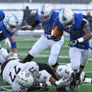 St. Charles North’s Tyler Nubin (27) breaks away. Worsom Robinson/For the Sun-Times.