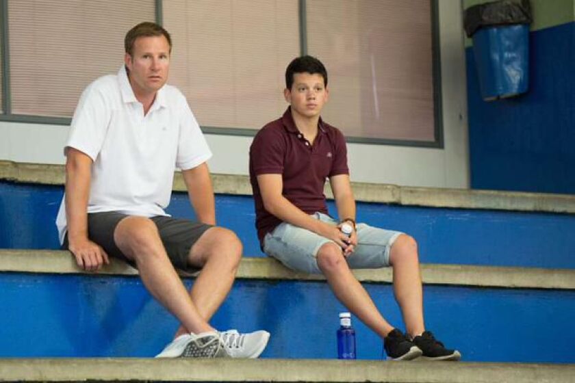 Fred Hoiberg (left) observes practice of the Spanish National Team | Photo via AS.com