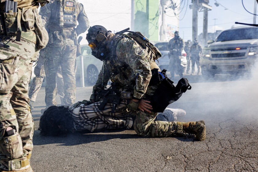 Agentes federales de inmigración detienen a un manifestante cerca de 27th Street y Sacramento Avenue en La Villita el 23 de octubre de 2025.