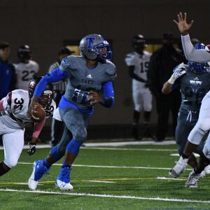 Taft’s Dexter Stigall IV (12) runs. Worsom Robinson/For the Sun-Times.
