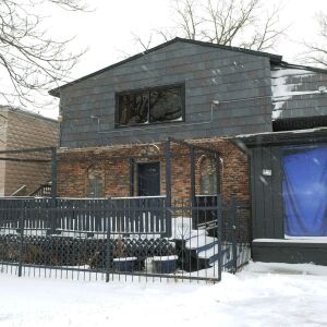 The front of the closed Manny’s Blue Room Lounge in Robbins on Saturday. | John Booz/For the Sun-Times