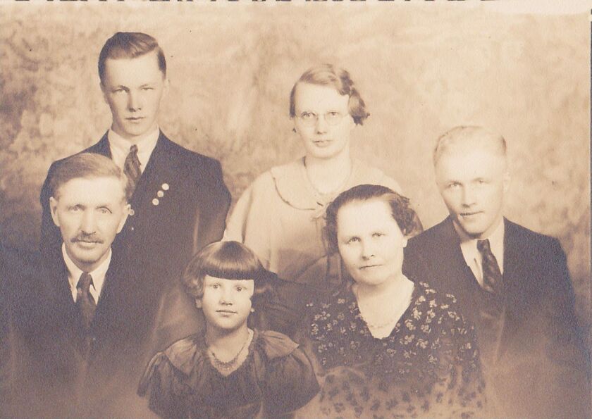 Vivian Hanson Meehan (front, center), seen here with her foster family, was only 2 when her mother died.