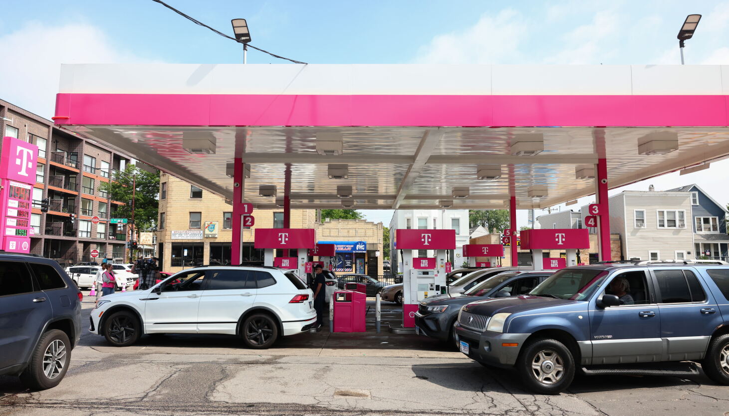Hundreds line up to fill tank for $1.99 at Hermosa Shell station