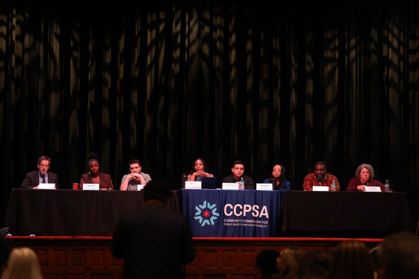 La Comisión Comunitaria de Seguridad Pública y Responsabilidad escucha los comentarios del público durante una reunión llena sobre las interacciones de la Policía de Chicago con agentes de las fuerzas federales del orden.