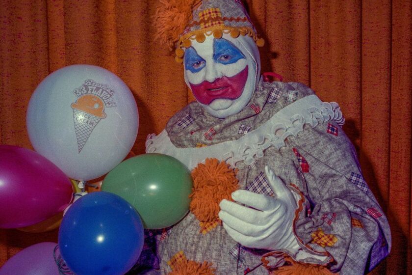 John Wayne Gacy - O Palhaço Assassino John Wayne Gacy vestido de palhaço Pogo, personagem que usava para se aproximar de crianças e jovens antes de cometer seus crimes