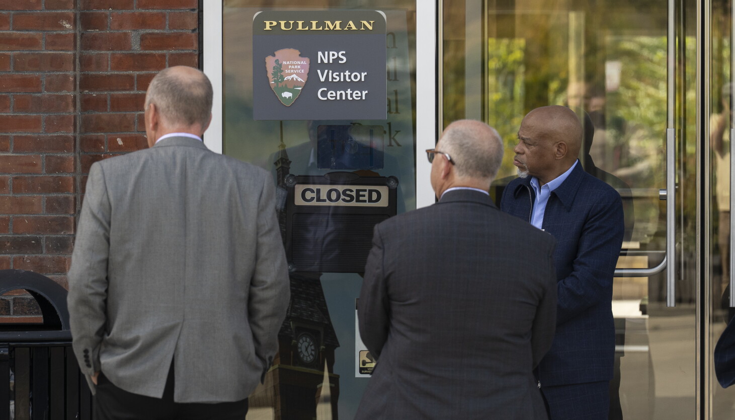 Illinois Federal Workers Face Significant Stress as Government Shutdown Halts Paychecks