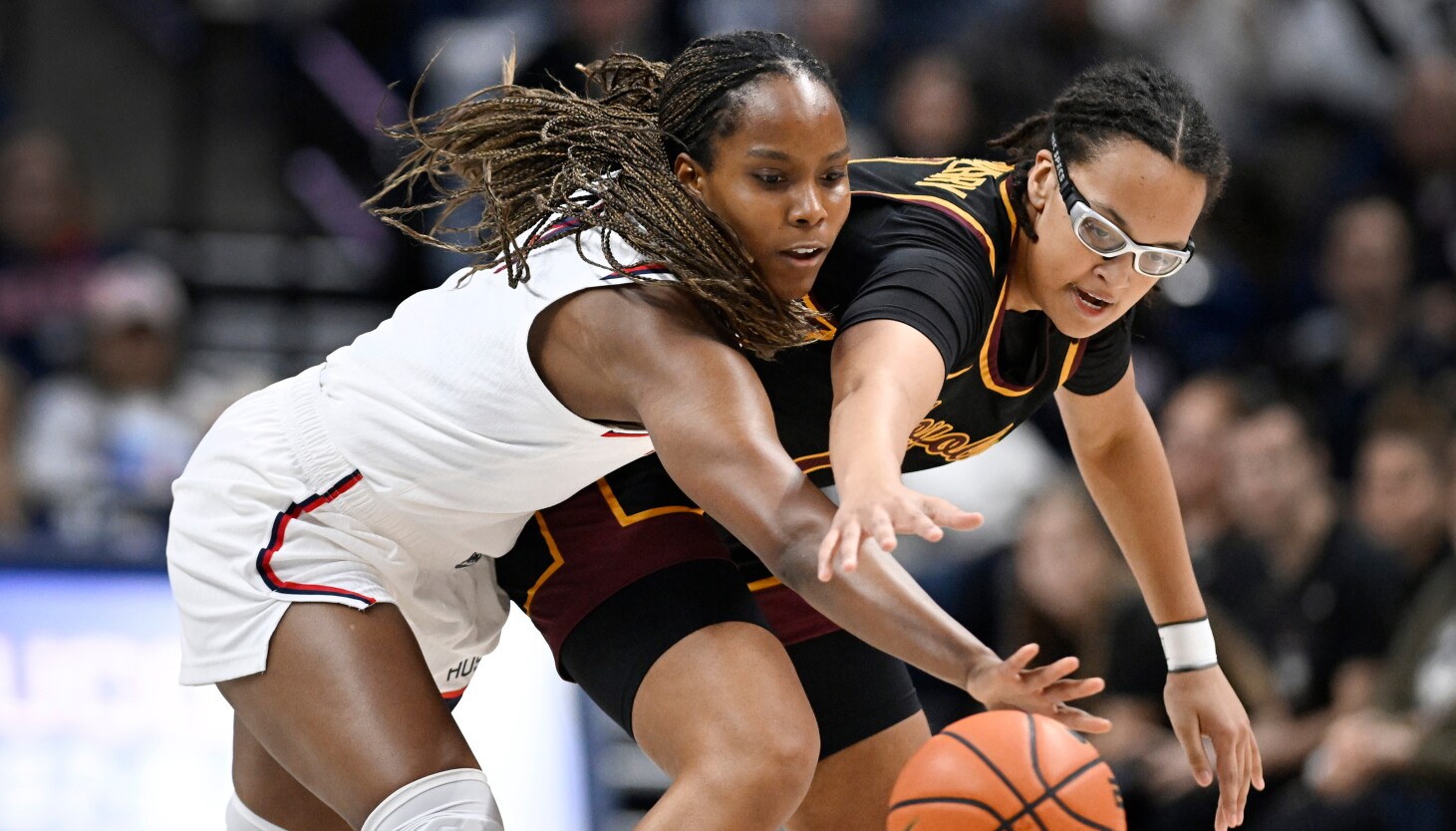 No. 1 UConn women grab 25 steals in 85-31 win over Loyola