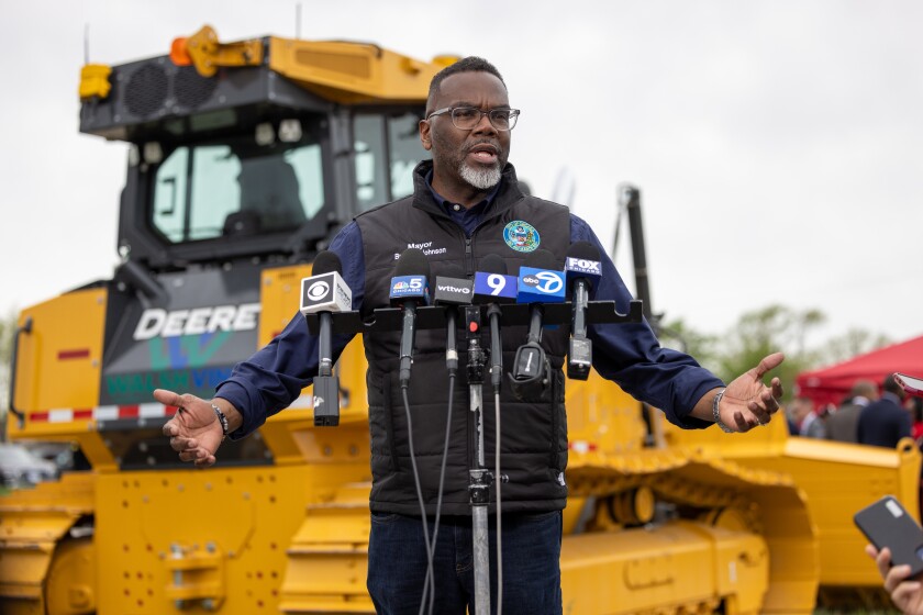 El alcalde Brandon Johnson, hablando en la ceremonia de inauguración del viernes para la extensión de la Línea Roja, se comprometió a enfrentar a la administración de Trump para preservar la promesa de financiamiento federal para el proyecto de $5.7 mil millones.
