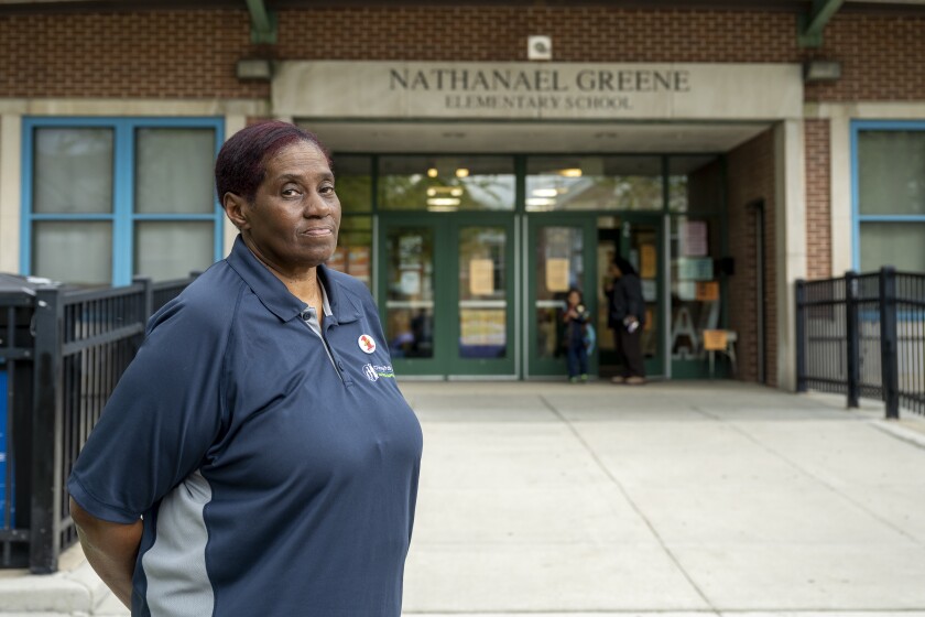 La trabajadora del comedor de CPS, Kimberly Penson, se encuentra fuera de la Escuela Primaria Greene.