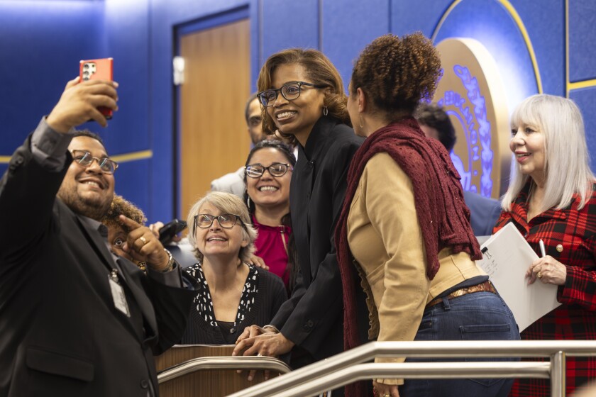 Los miembros de la junta escolar se toman un selfie con la nueva CEO, Macquline King.