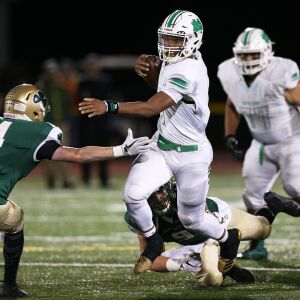 Notre Dame’s Anthony Sayles (7) cuts to avoid a tackler.