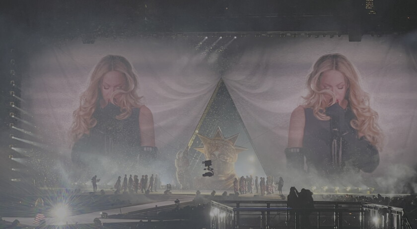 Beyoncé — and her fans — weather stormy Chicago night for epic show at ...