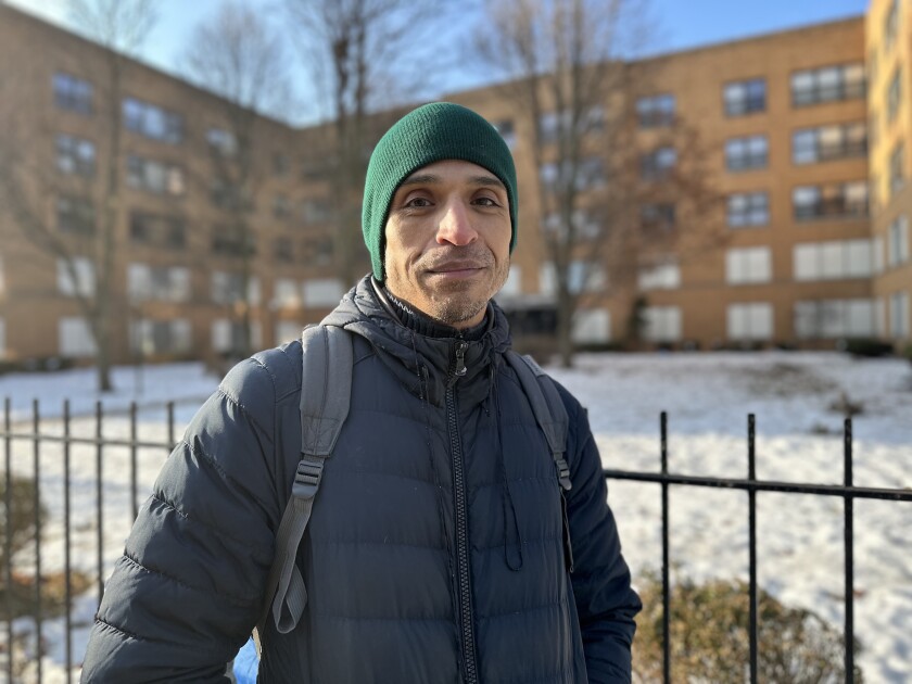 Raymond Corona afuera de 7500 South Shore Dr.