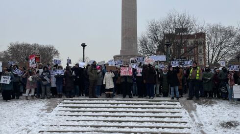 Una multitud de 200 manifestantes se congregó el sábado por la tarde en Logan Square para protestar por el último asesinato a manos de agentes federales en Minnesota. Más tarde, la multitud marchó una corta distancia pidiendo a la administración de Trump que pusiera fin a los operativos aumentados.