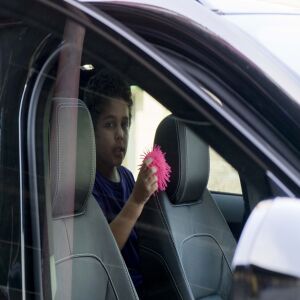 Nine-year-old Diogo waits in the car after reuiniting with his mother, Lidia Souza. | Pat Nabong/For the Sun-Times