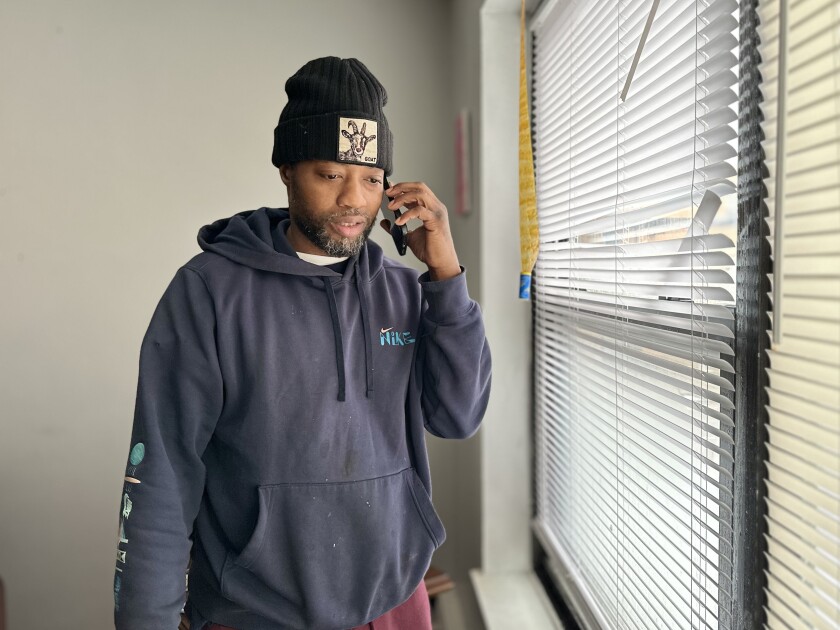 達倫·海塔爾 (Darren Hightower) 要求在他的客廳裡提供可用的公寓。