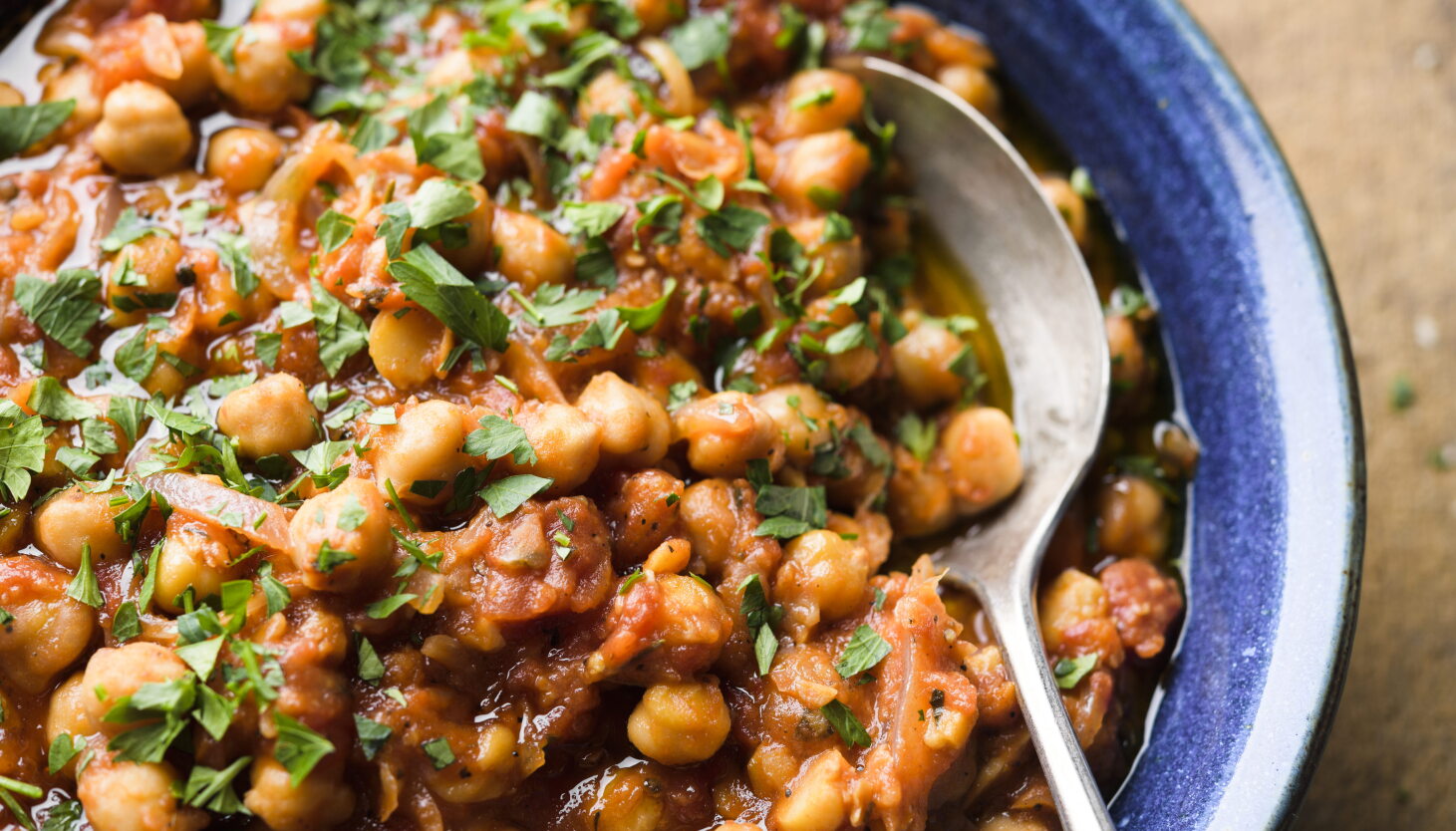 Put chickpeas at the center of the plate with citrus and honey Put chickpeas at the center of the plate with citrus and honey
