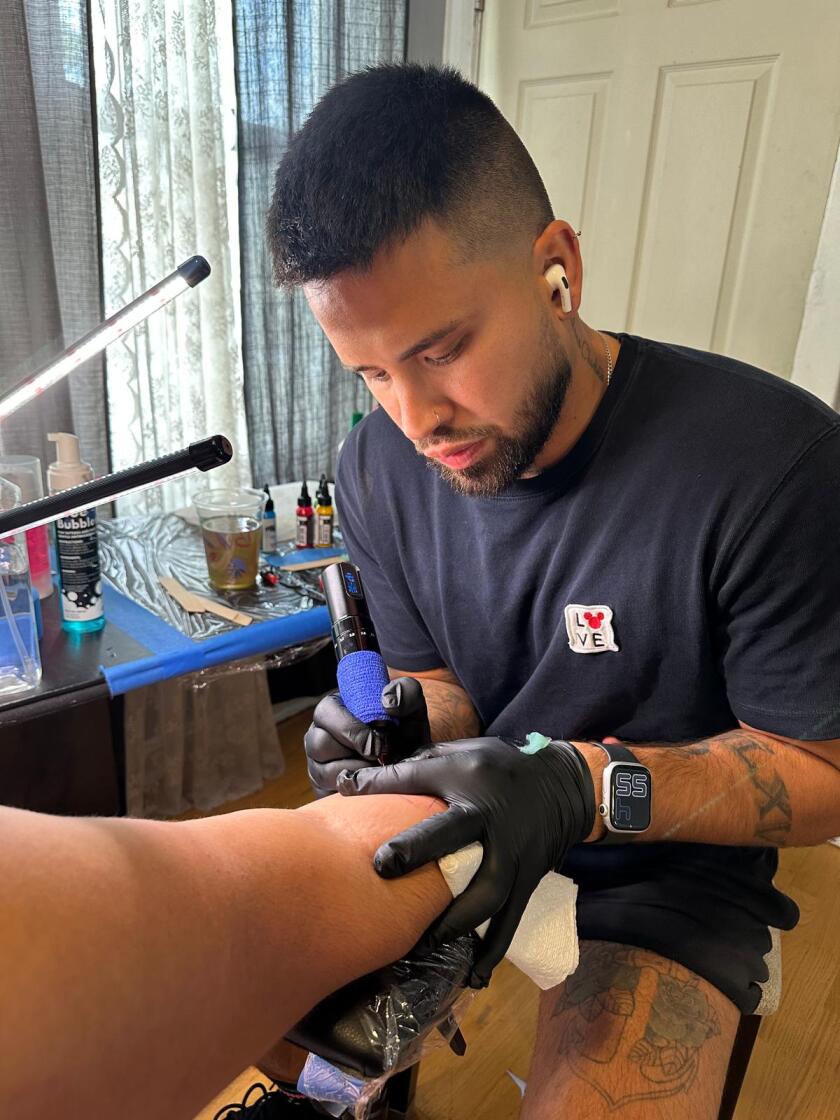 Diego Castro está aprendendo a tatuar na esperança de construir uma nova carreira.