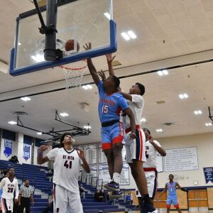 Kenwood’s Roland McCoy (15) gets to the basket. Worsom Robinson/For the Sun-Times.