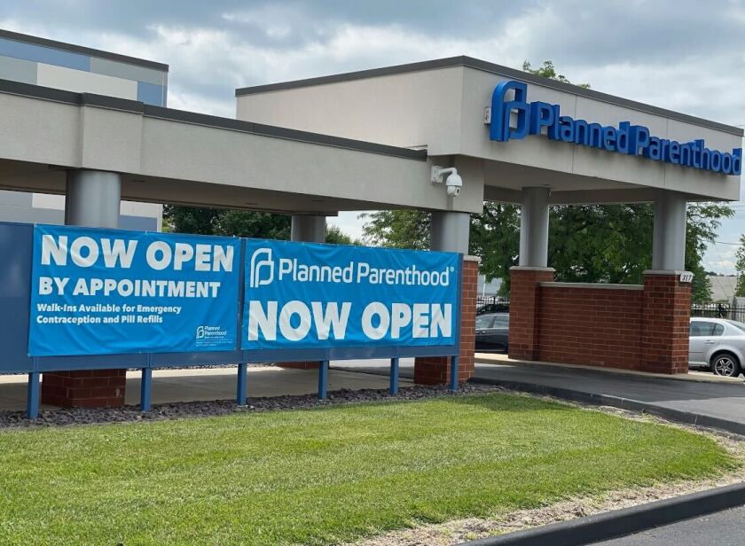 یک کلینیک Planned Parenthood در Fairview Heights، ایلینوی، از زمانی که دادگاه عالی Roe v. وید حکم داد که سقط جنین در سطح ملی قانونی است.