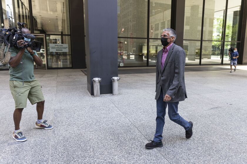Former Ald. Ricardo Munoz walks out of the Dirksen Federal Courthouse at 219 S Dearborn St after his hearing in which he plead guilty Monday, Sept. 27, 2021.
