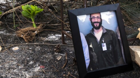 Una fotografía de Alex Pretti, de 37 años de edad, es colocada en un monumento cerca del lugar donde fue asesinado a tiros el sábado en Minneapolis.(ROBERTO SCHMIDT / AFP a través de Getty Images) ORG XMIT: 776440446