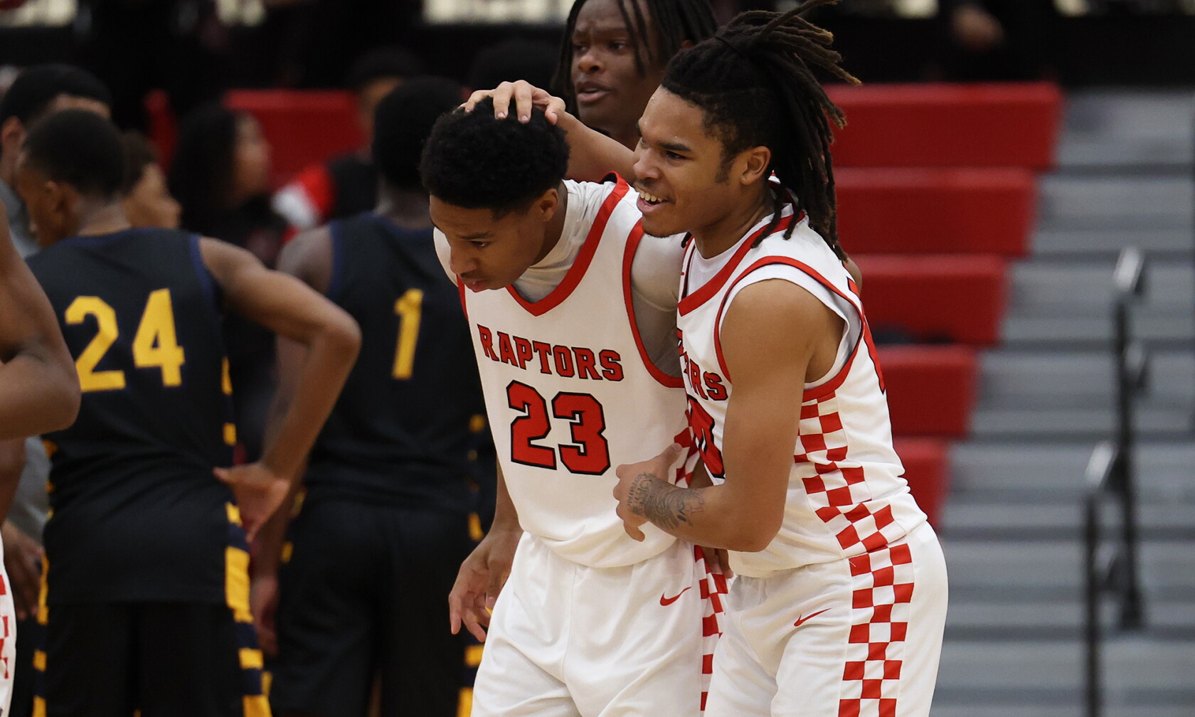 Senior Kavon Ammons helps Rich hold off Thornwood's talented sophomore
