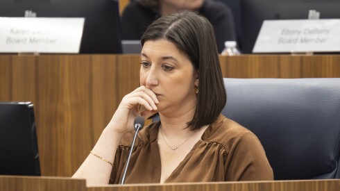 Jennifer Custer sentada en las salas de la junta de CPS.