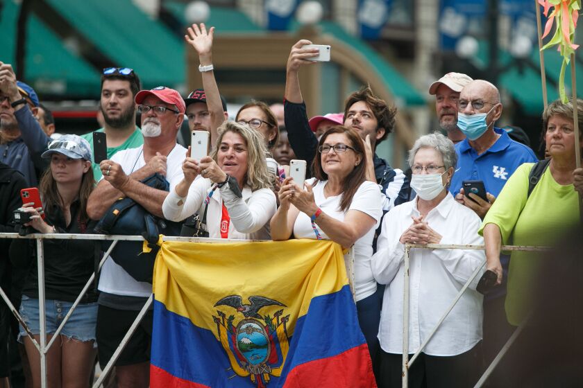 Crowds at the Chicago Marathon cheer on runners on Jackson Boulevard on Sunday morning, Oct. 10, 2021.