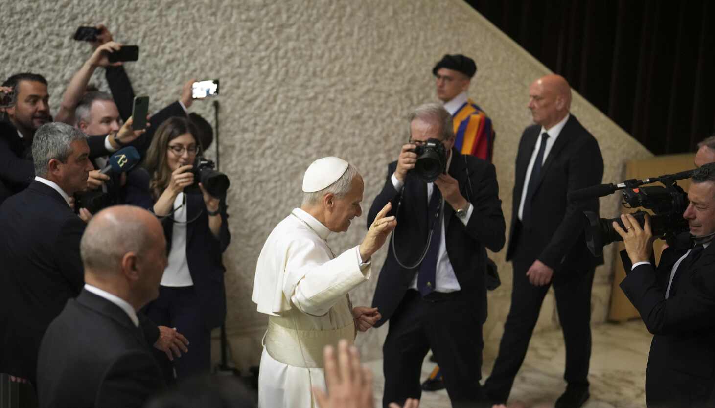 Pope Leo meets the media, calls for release of imprisoned journalists