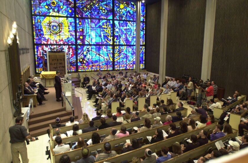 A memorial service is held at the Chicago Loop Synagogue in 2001.