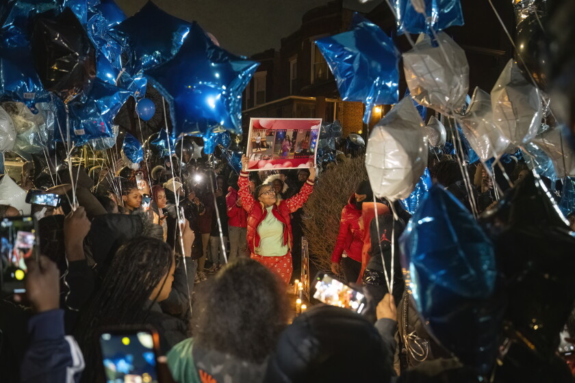 親relativeは、月曜日の夜にオーバーングレシャムの徹夜で12歳のダリラ・ベイティの写真を保持しています。ダリラは日曜日の夜にカルメットハイツの家の中で射殺されました。