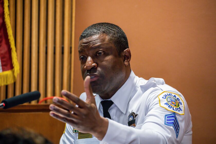 Chicago Police Sgt. Larry Snelling, who teaches police recruits, testifies at the trial of three Chicago cops charged with conspiracy in the Laquan McDonald slaying. | Zbigniew Bzdak/Chicago Tribune pool photo