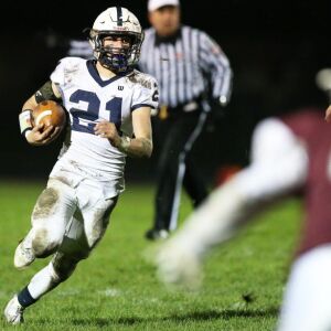Cary-Grove’s Danny Daigle (21) carries the ball. Allen Cunningham/For the Sun-Times.
