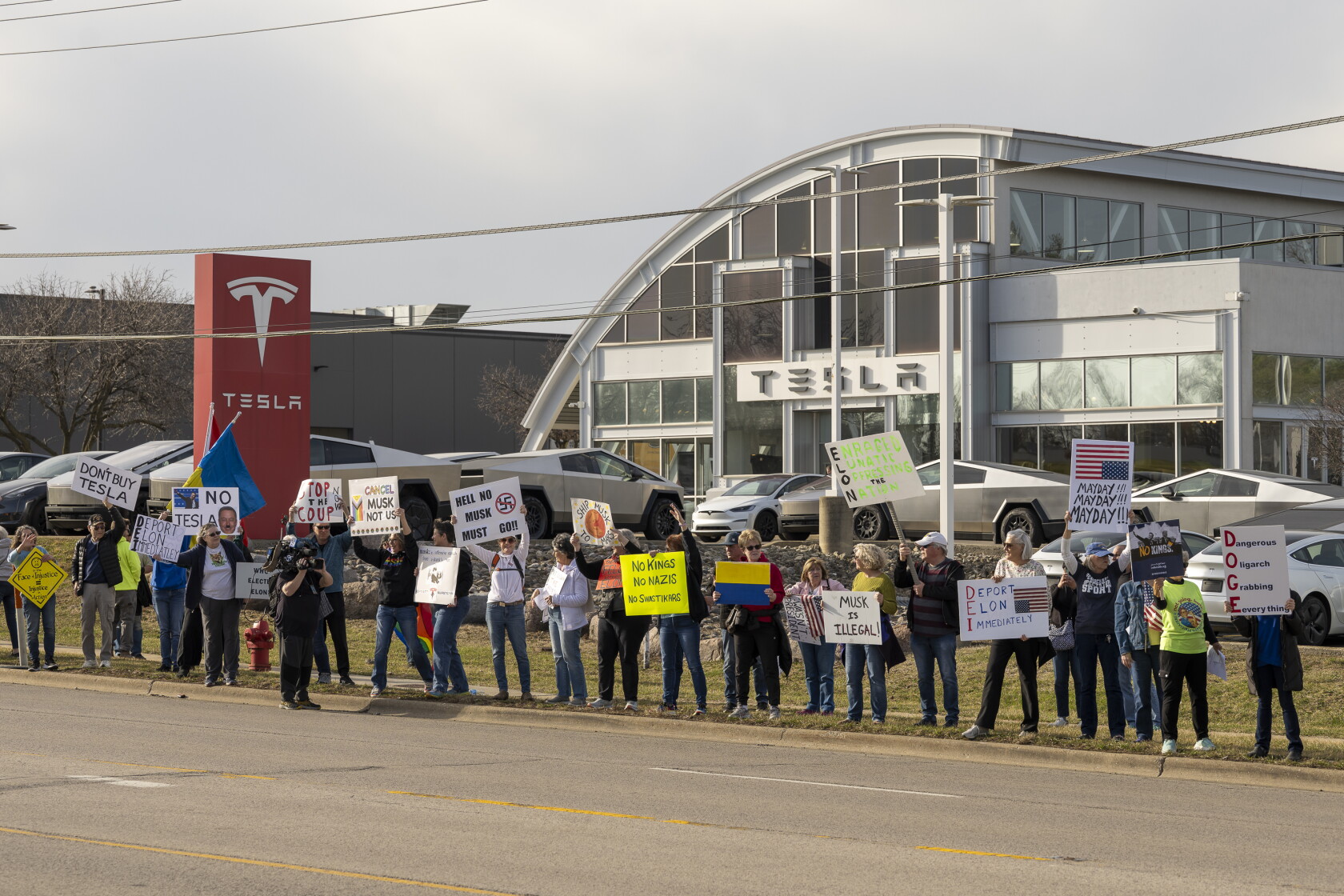 Telsa Rally At Tesla dealership in Lisle, hundreds rally against Musk, Trump — see ...