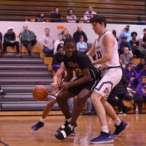 DePaul Prep’s Brian Mathews (33) cuts off the baseline. Worsom Robinson/For the Sun-Times.