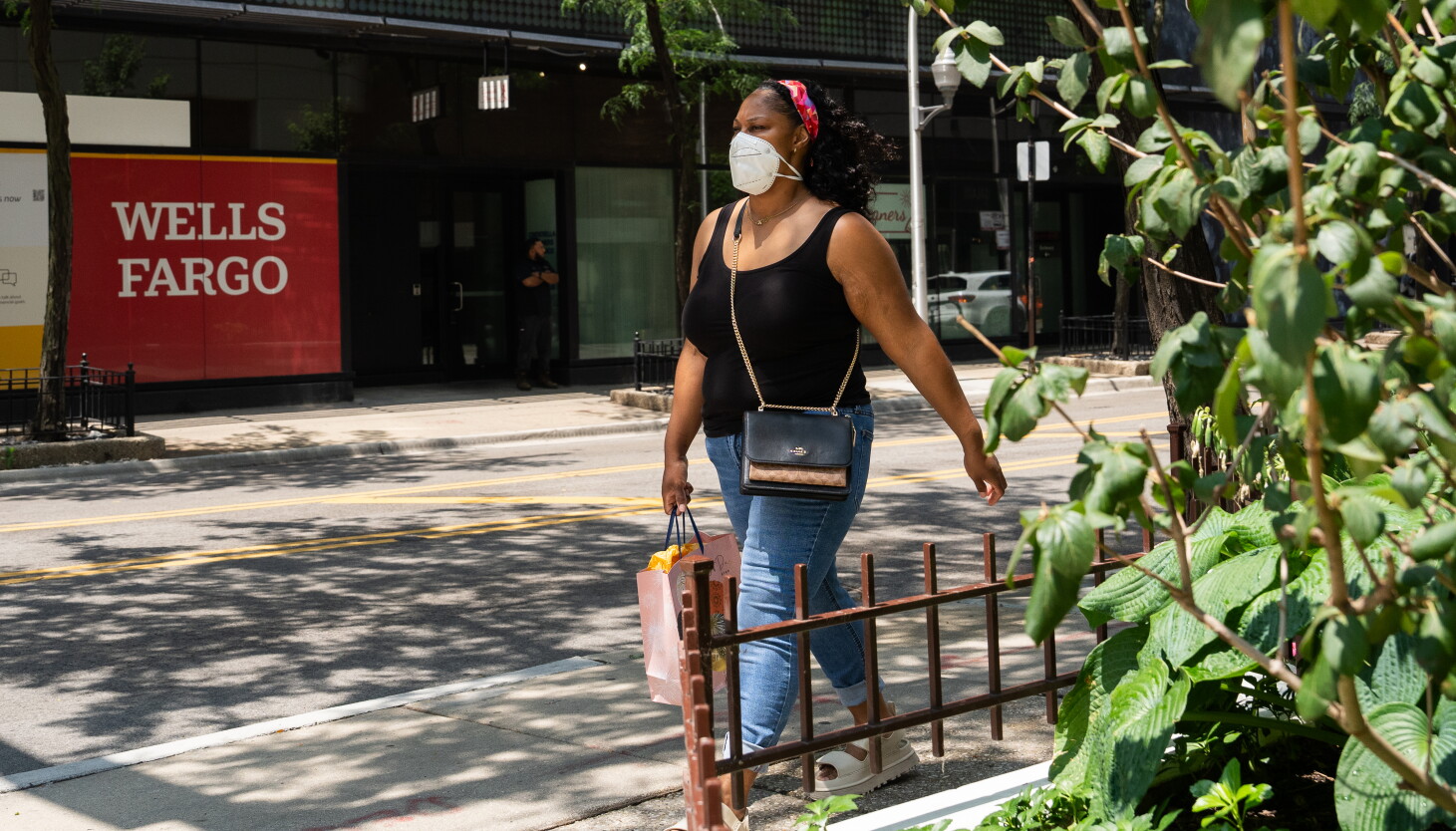 Chicago sees slight air quality improvement, but smoky hazy persists