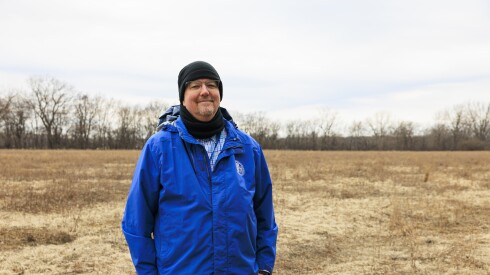 El ingeniero civil Richard Fisher se encuentra sobre un lote de tierra propiedad de los Bosques de Conservación del Condado de Cook en Glenwood. Los funcionarios del gobierno están evaluando la viabilidad de convertir el área en humedales para ayudar a controlar las inundaciones.