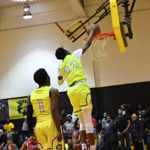Orr’s Tujautae Williams goes up for a dunk. Worsom Robinson/For the Sun-Times.