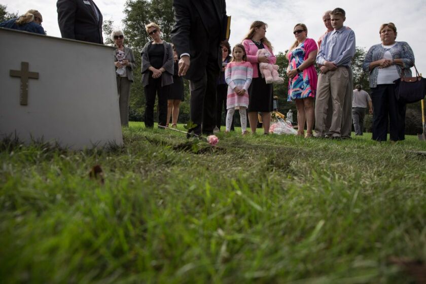 Baby Jazlene’s burial at All Saints cemetery in Des Plaines was attended by mourners who never knew her. | Santiago Covarrubias/Sun-Times